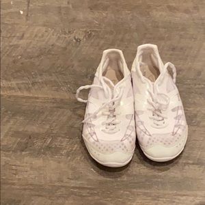 Infinity size 7 cheer shoe includes infinity bag